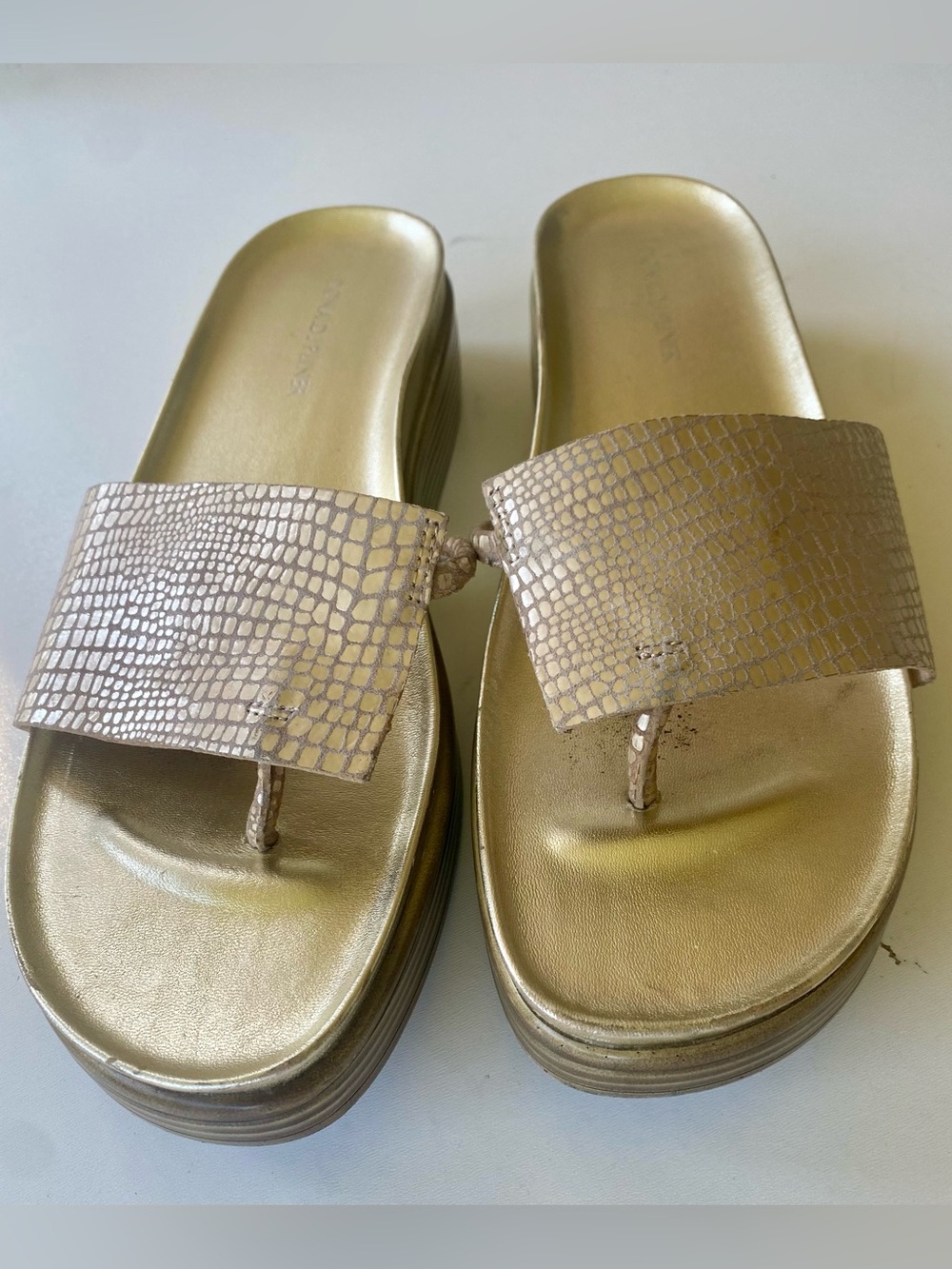 Donald Pliner Fifi Gold Metallic Croc Wedge Toe Ring Sandals Sz 11 $168